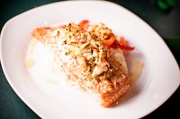 Филе лосося, фаршированное крабом, с гарниром из перца и кукурузы P_a74d29fc